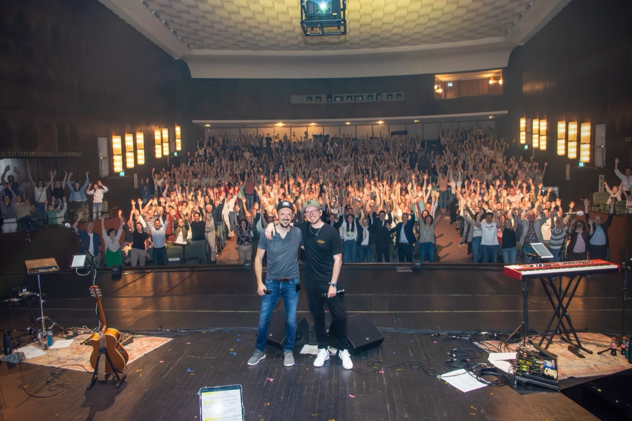 Tobias Rößler und Kolja Koglin beim Jubiläumskonzert im Theater am Ring vor dem jubelnden Publikum